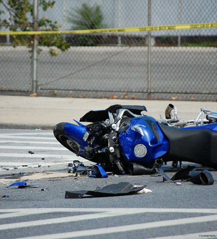 Разбитый красный мотоцикл