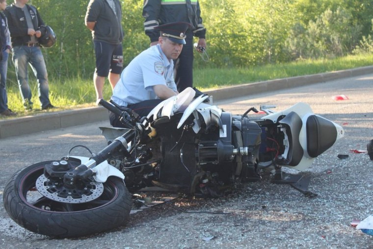 Разбитый в хлам мотоцикл
