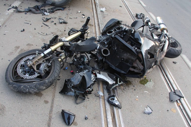 Белый разбитый Ямаха р1