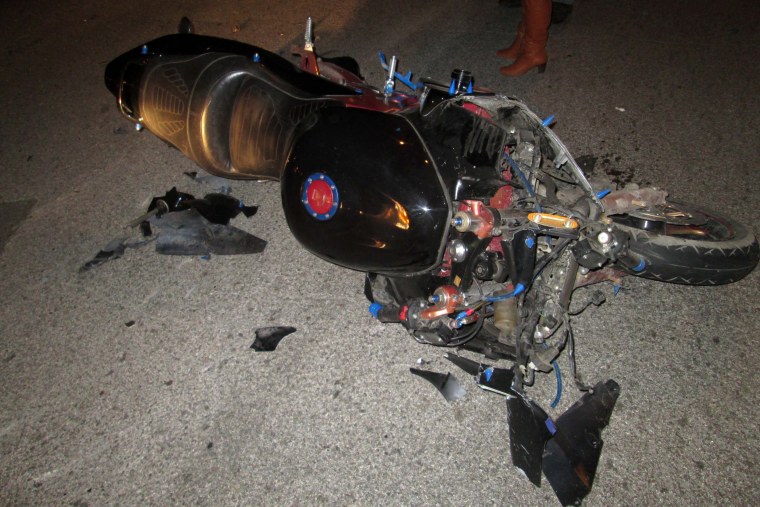 Разбитый красный мотоцикл