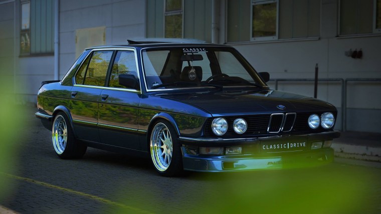 BMW e28 голубая