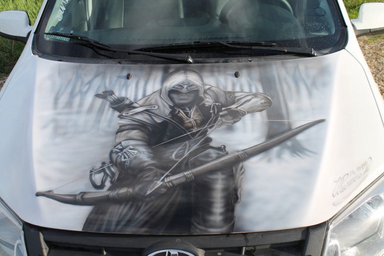 Красная наклейка на черной машине