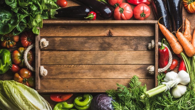 Продукты на деревянном фоне