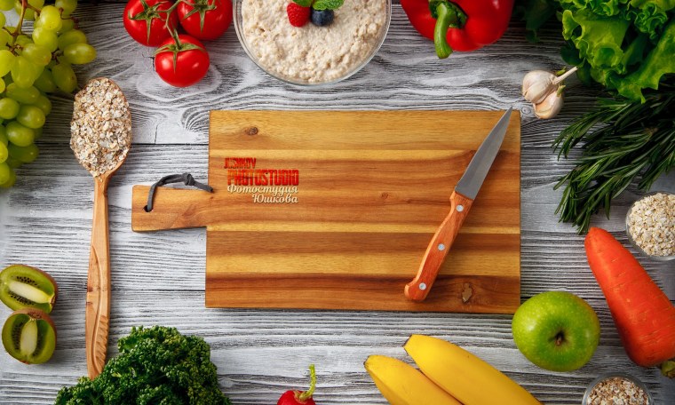 Еда на деревянной доске