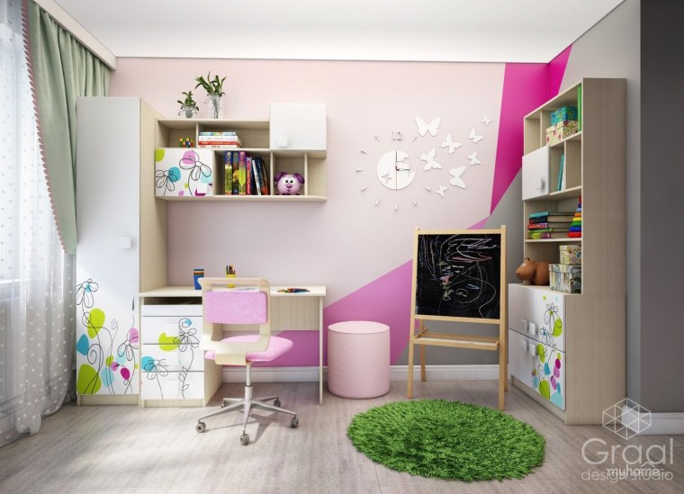 Детский письменный стол у окна