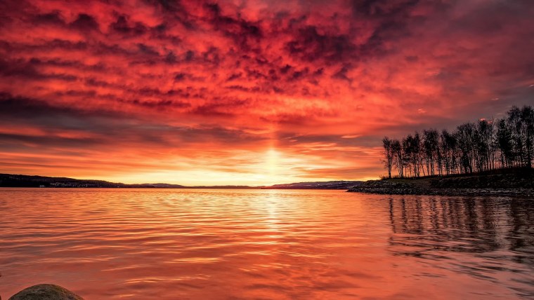 Розовый рассвет в горах