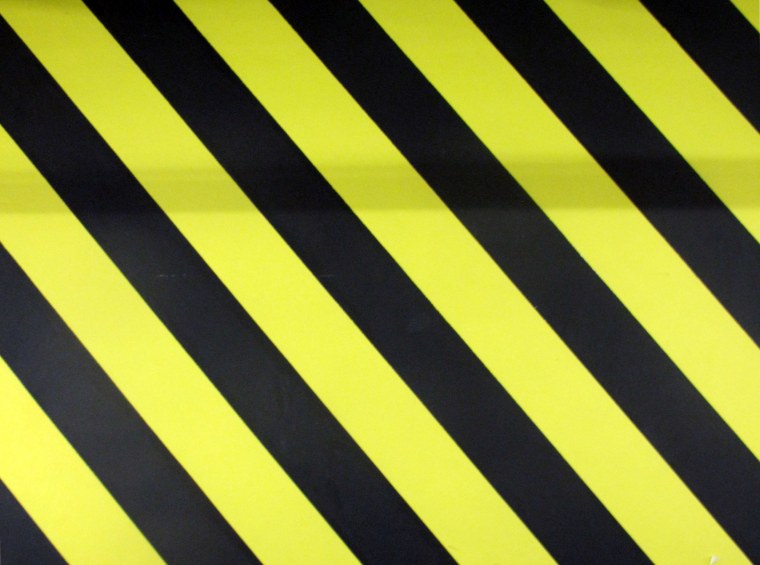 Аниме девушка на желтом фоне