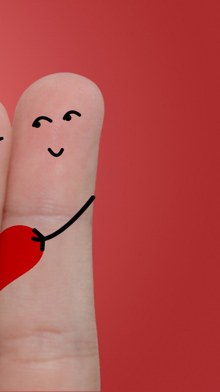 Пары обнимаются