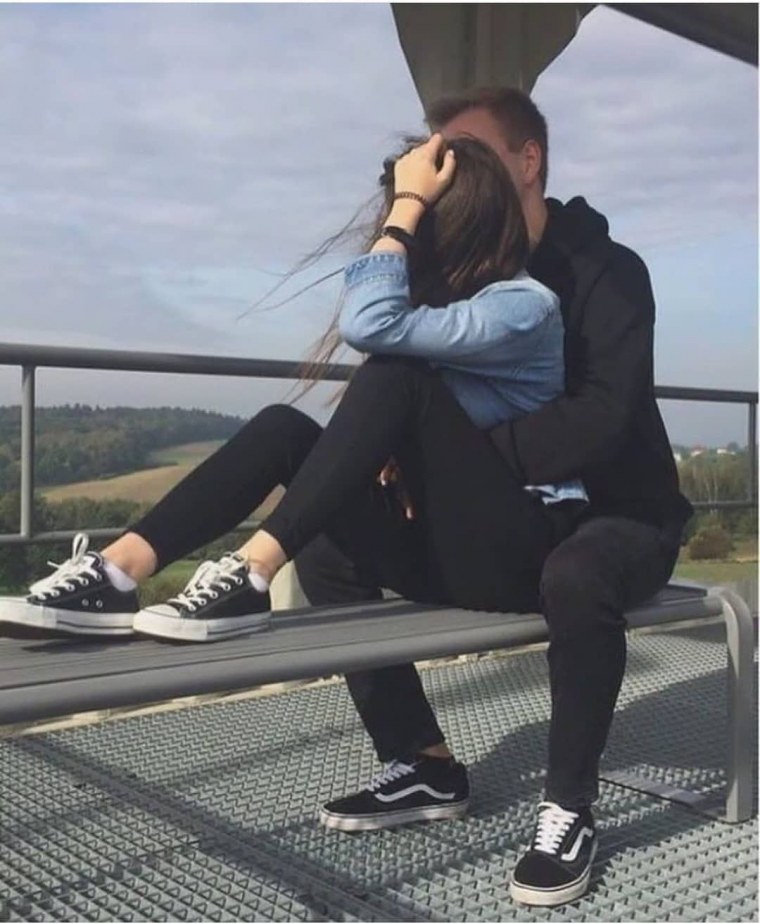 Картинки парень с девушкой обнимаются