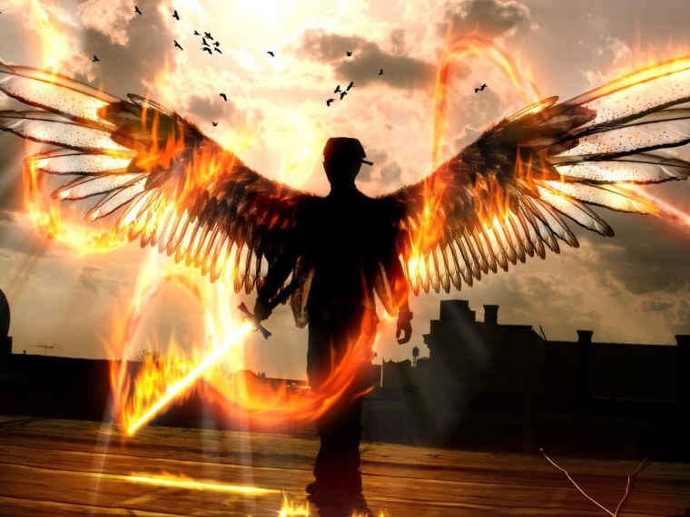 Мужчина с крыльями