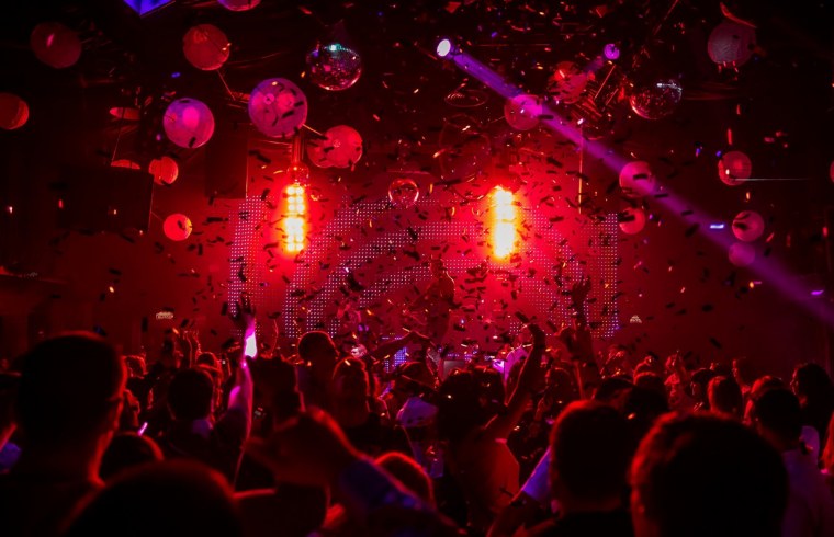 Темная комната в ночном клубе