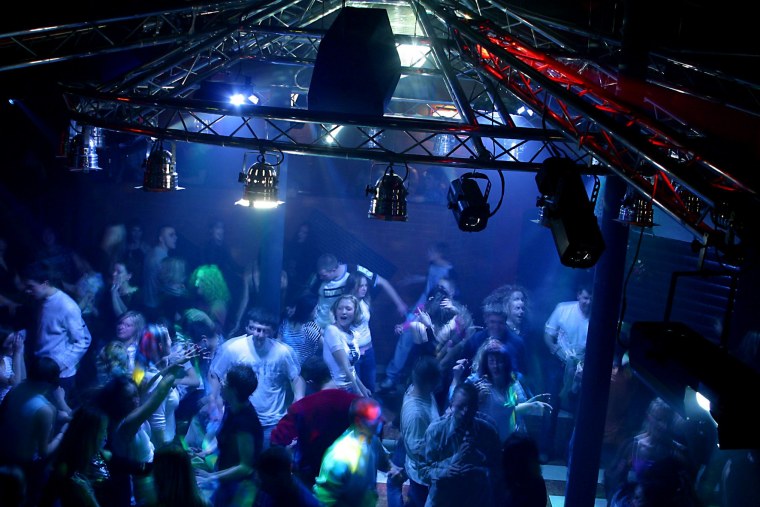 Ночной клуб с людьми