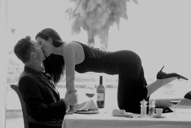 Мужчина и женщина на кухне страсть