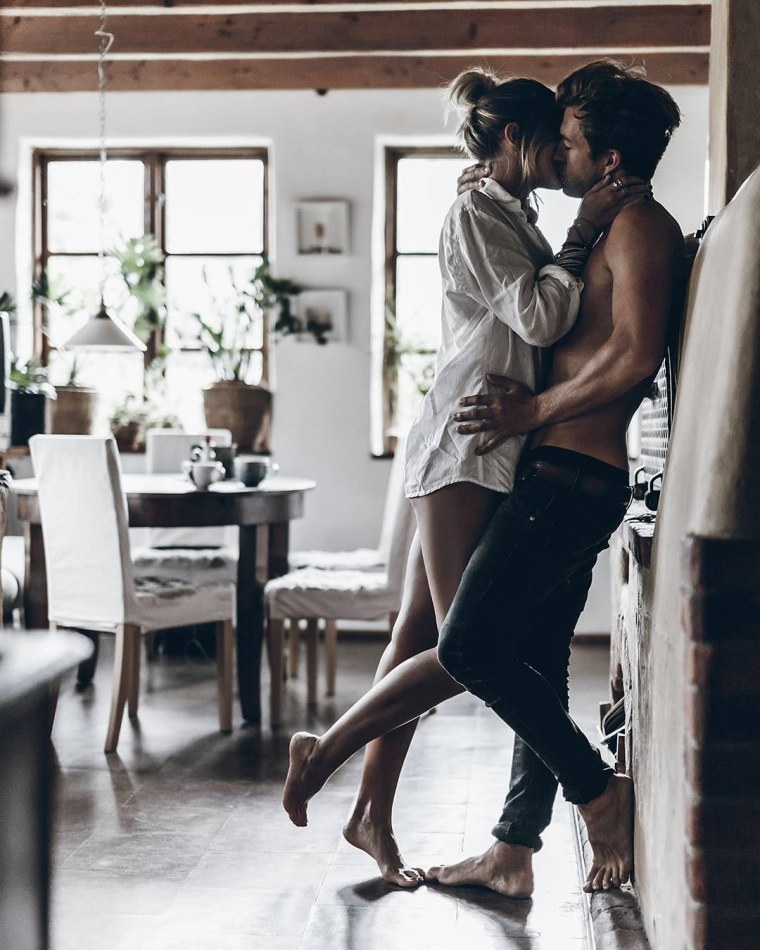 Блондинка лежит на парне