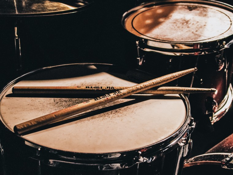 Барабаны на черном фоне