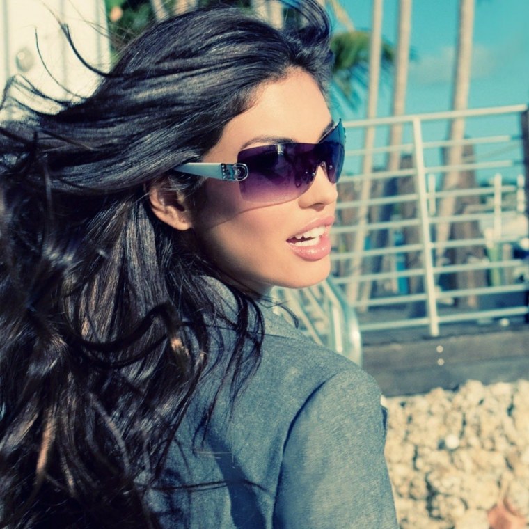 Девушка в солнечных очках