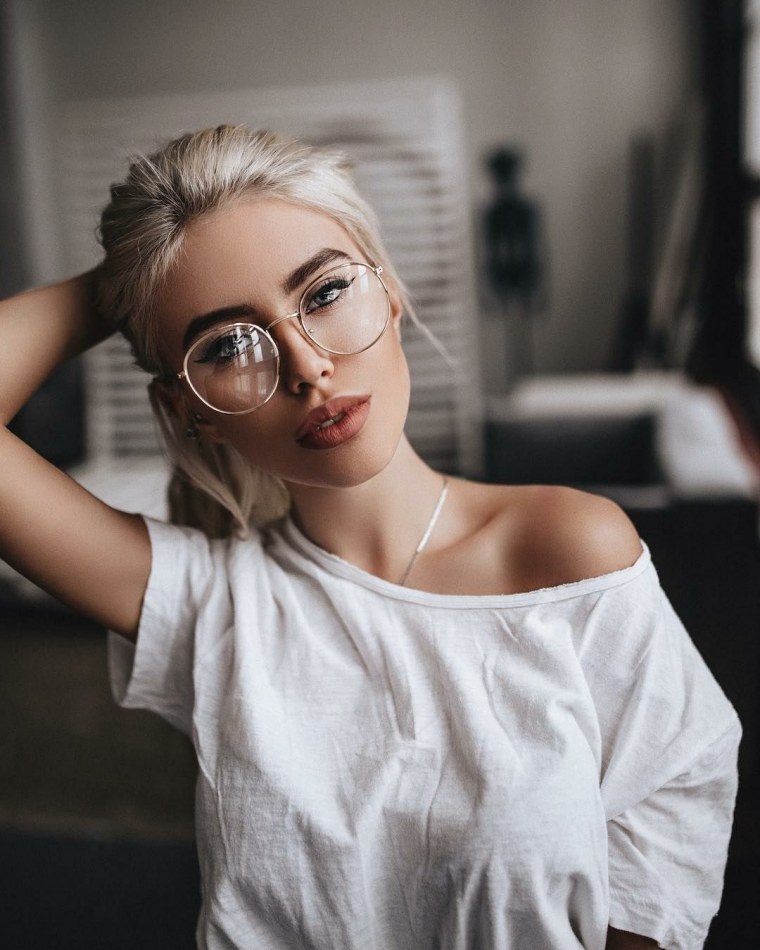 Поп арт девушка в очках