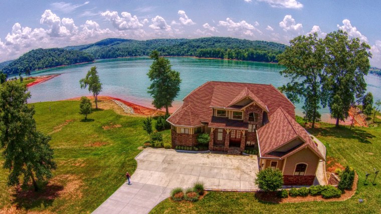 Домик у озера