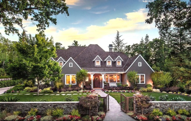 Коттедж с лужайкой