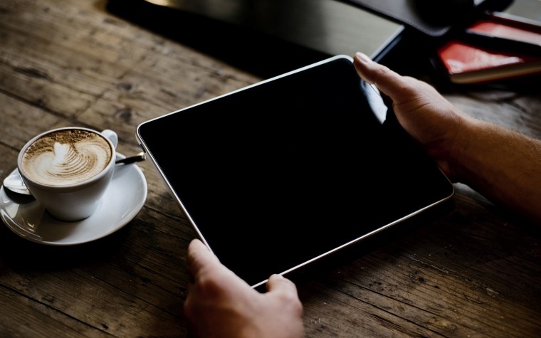 Ноутбук и фотоаппарат на столе