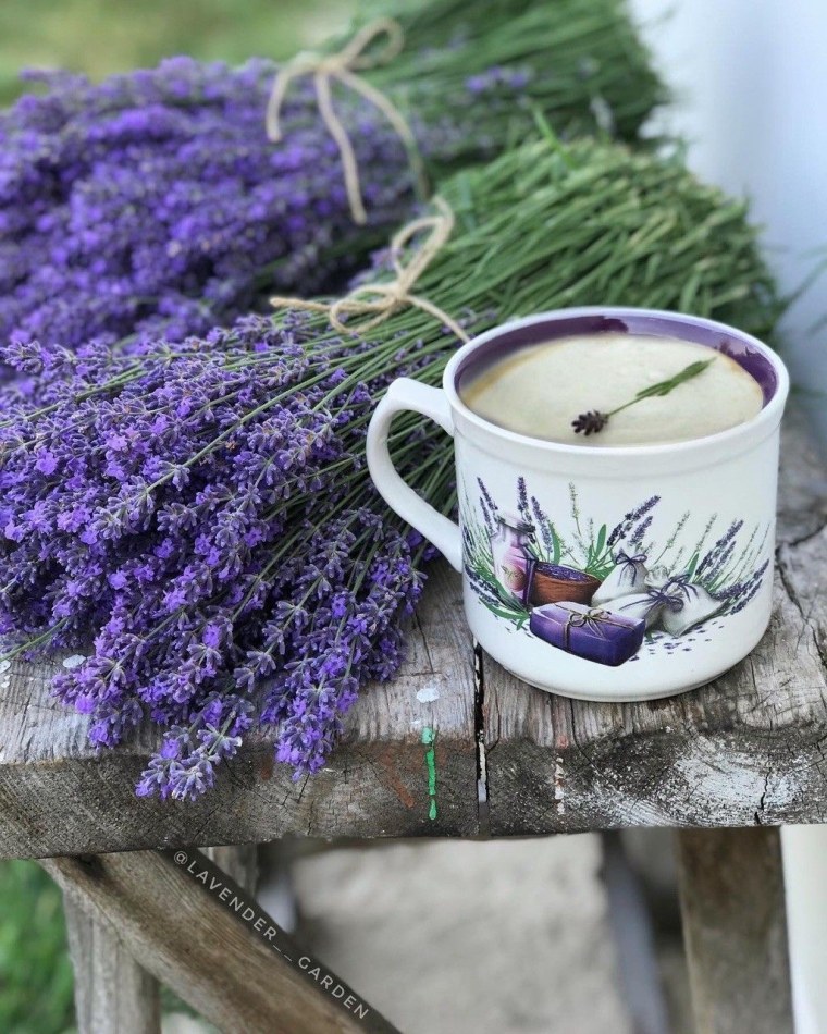 Полевые цветы в сиреневой корзинке