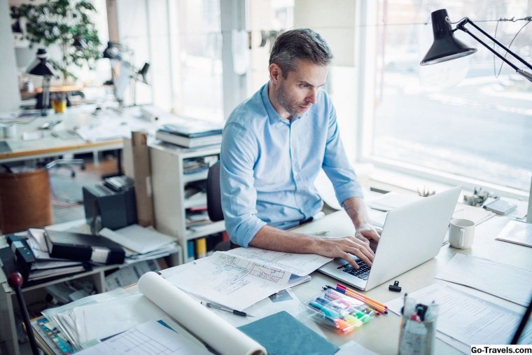 Строитель с ноутбуком