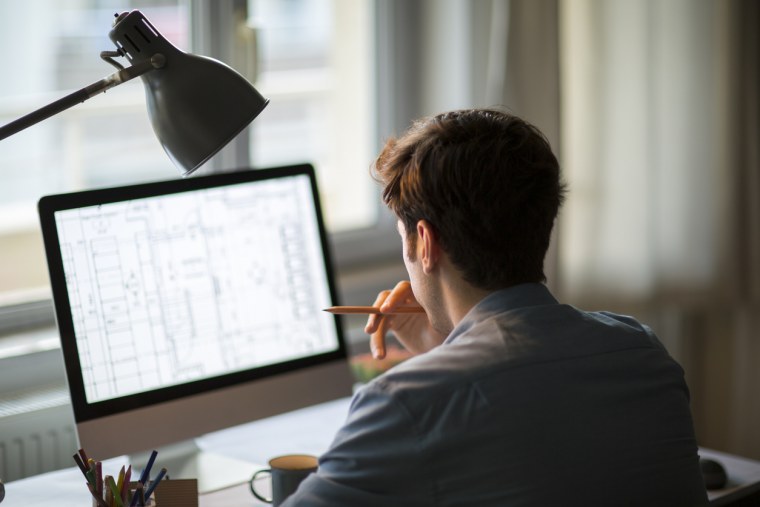 Строитель за компьютером