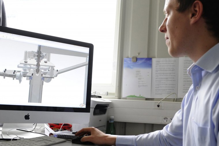 Инженер конструктор на заводе