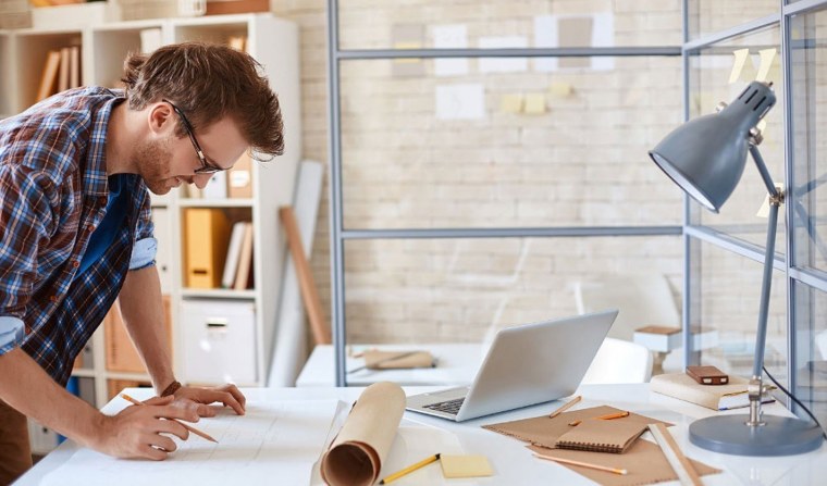 Проектировщик за компьютером