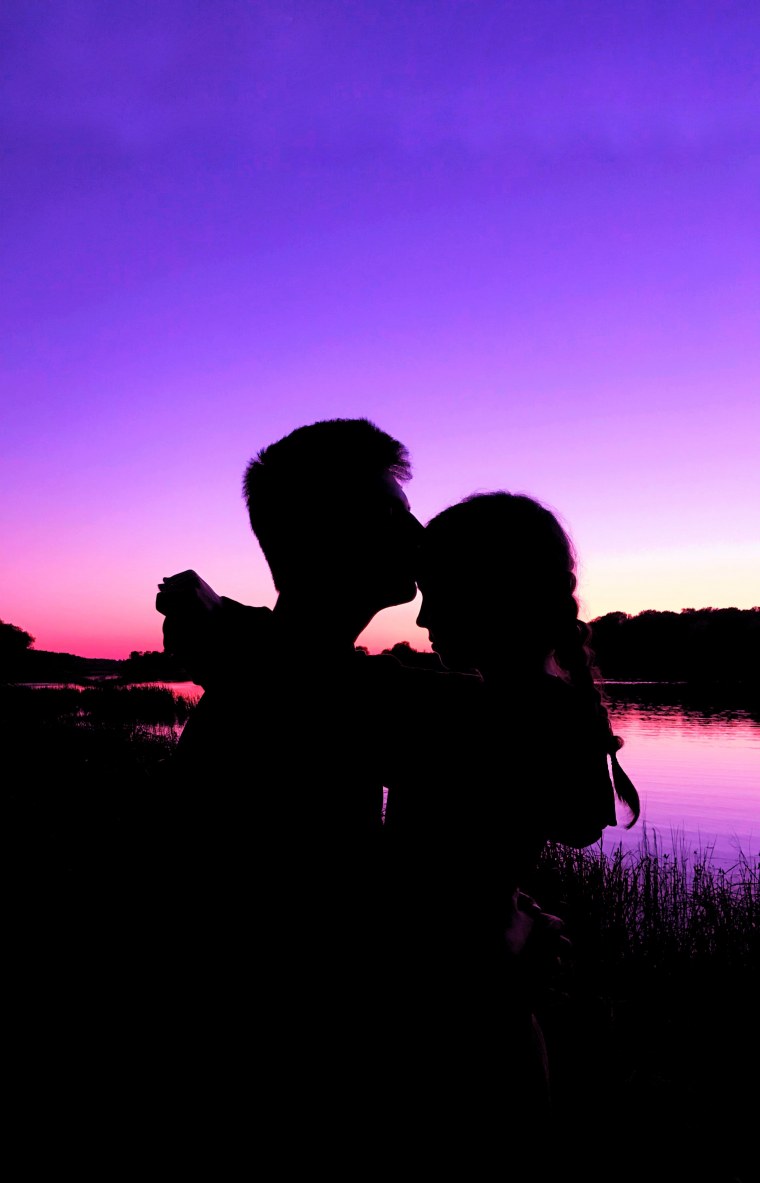 Парень и девушка нежность