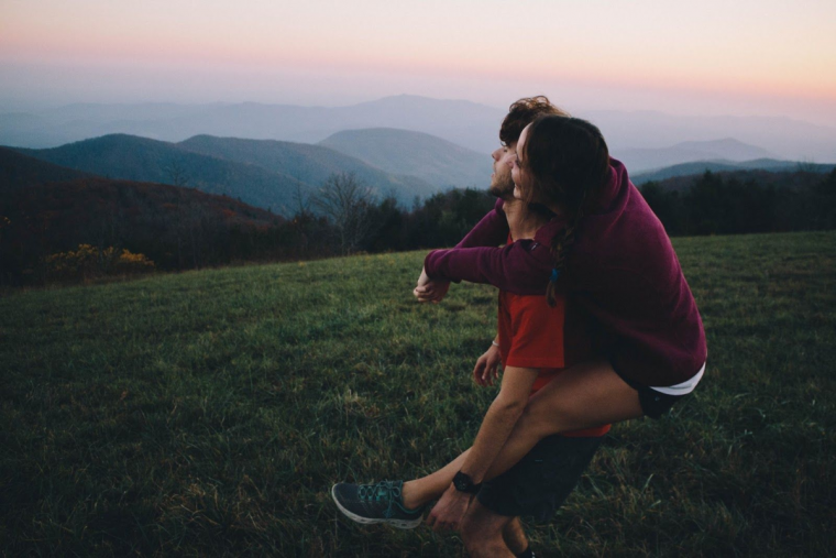 Парень и девушка на закате