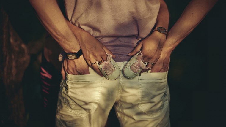 Пара обнимается