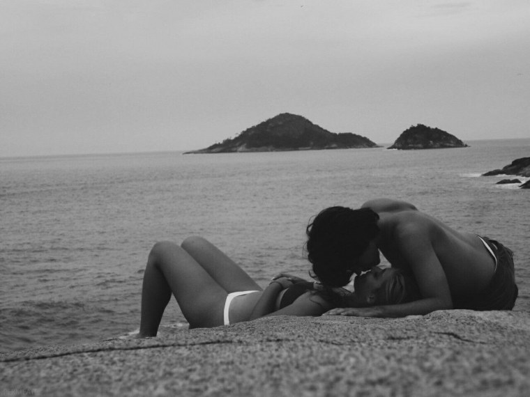 Парочка держится за руки