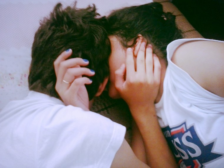 Парень с девушкой в темноте