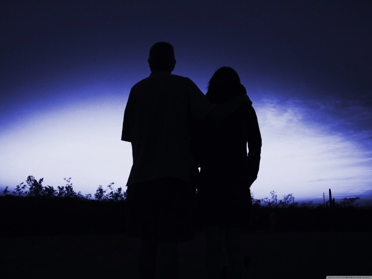 Мужчина и женщина стоят спиной