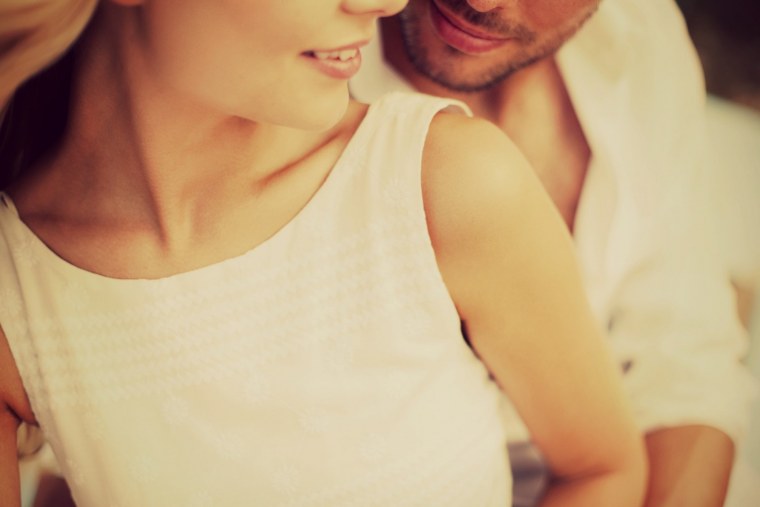 Парень обнимает девушку на мосту