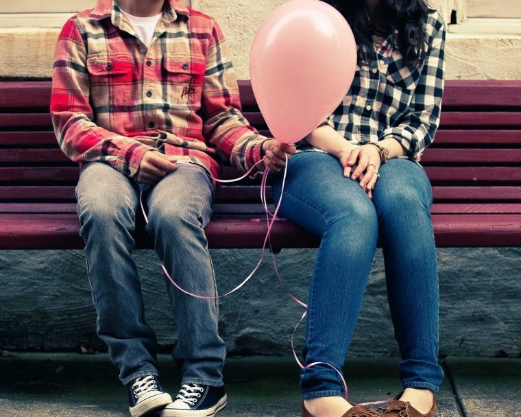 Парень обнимает девушку