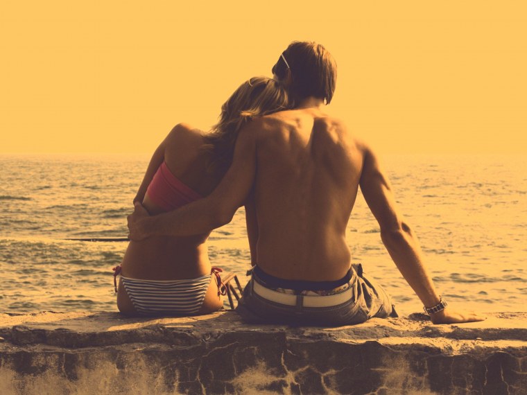 Парень и девушка обнимаются