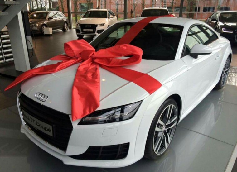 Автомобиль с бантом БМВ