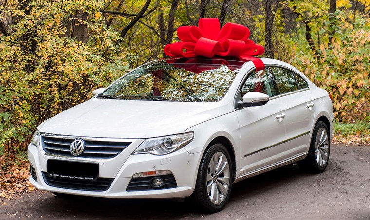 Девушке подарили машину