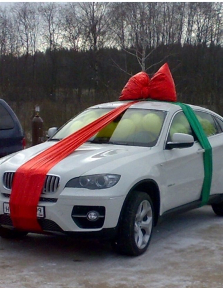 Машина в подарок с бантом