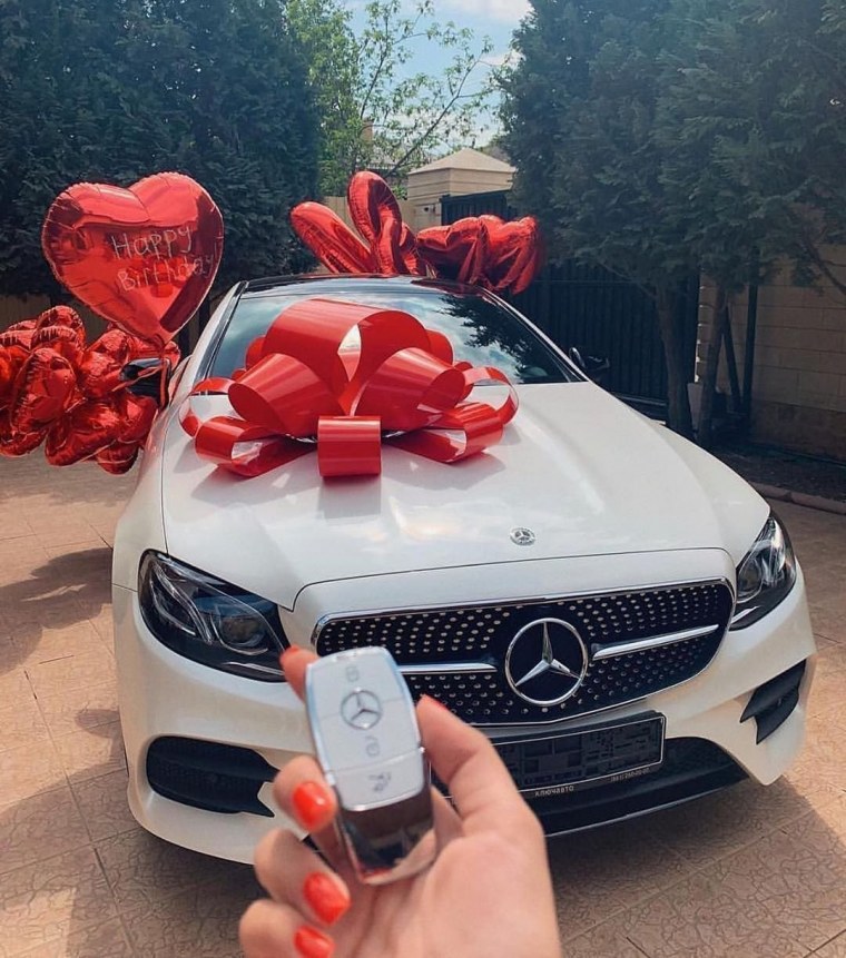 Большой подарочный бант на машину