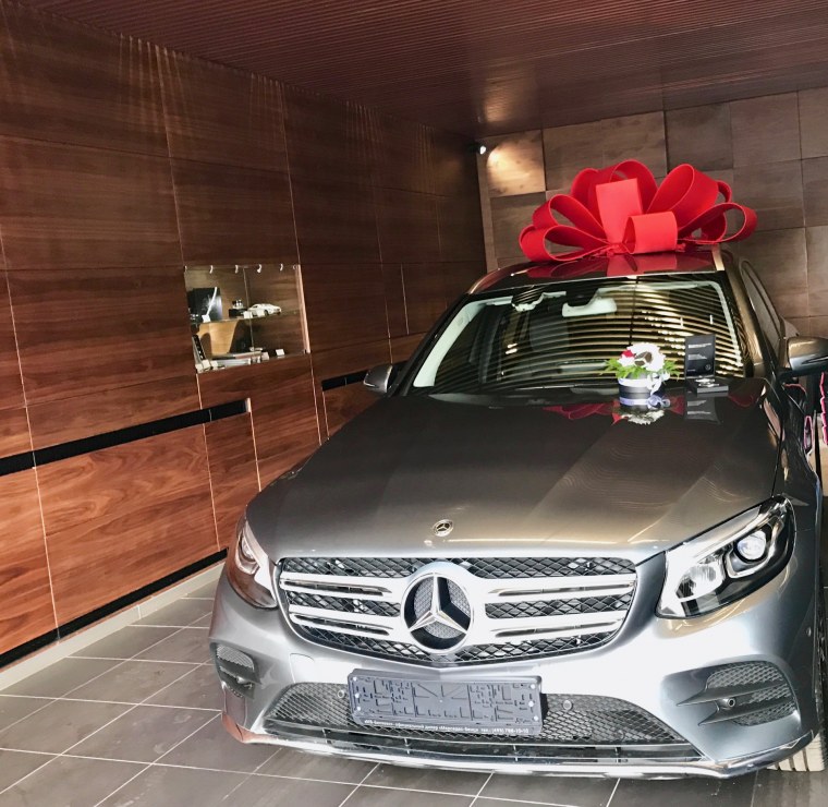 Машина в подарок девушке