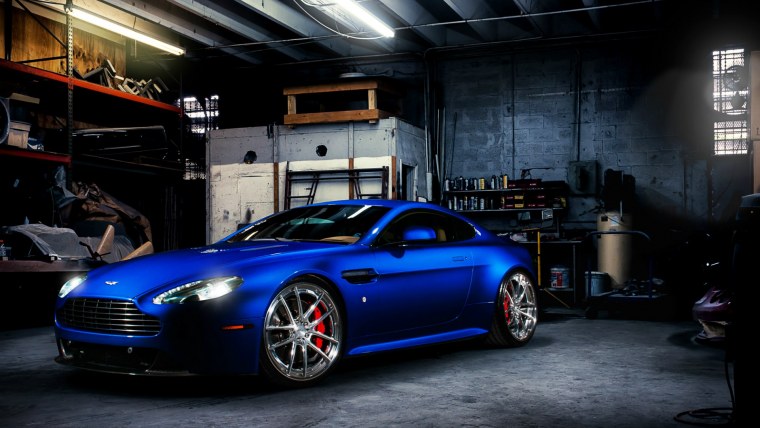 Машина в гараже