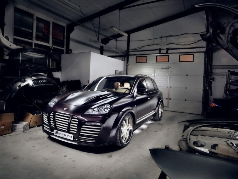 Красивые машины в гараже