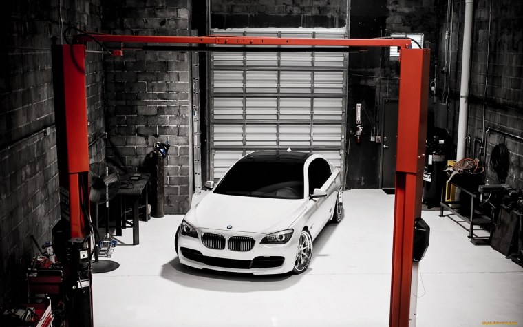 Гараж со спорткарами