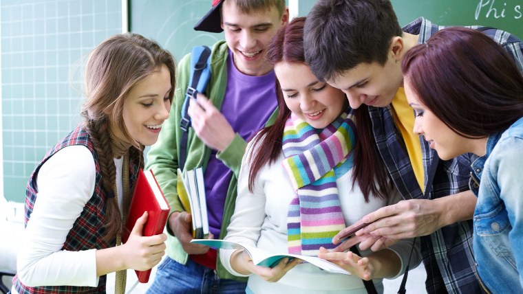 Подростки за учебой