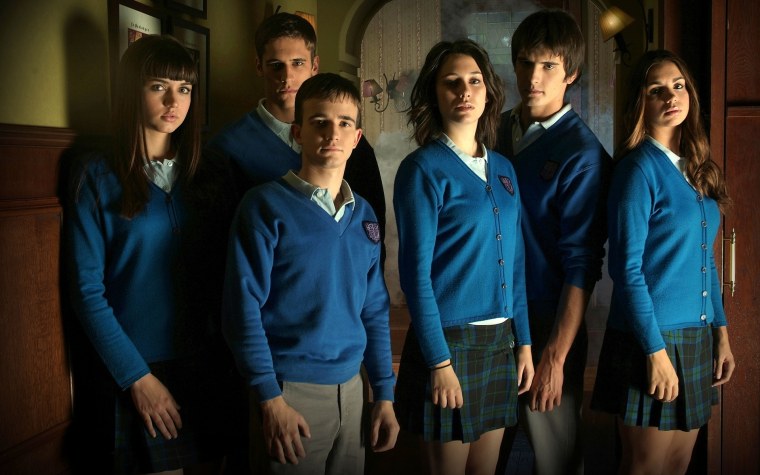 Подросток улыбается