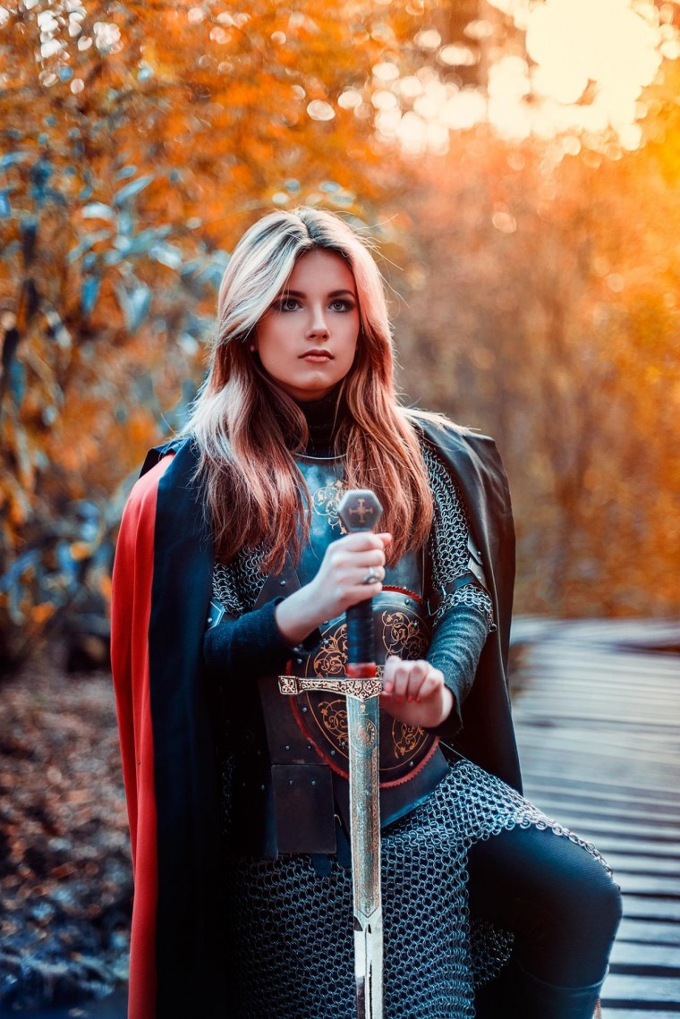 Девушка в броне