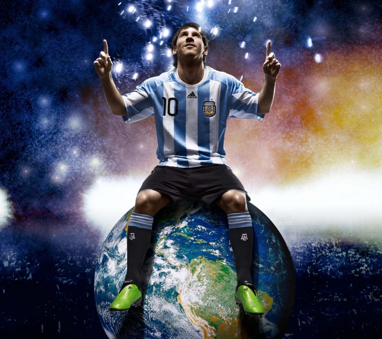 Крутой парень с футбольным мячом